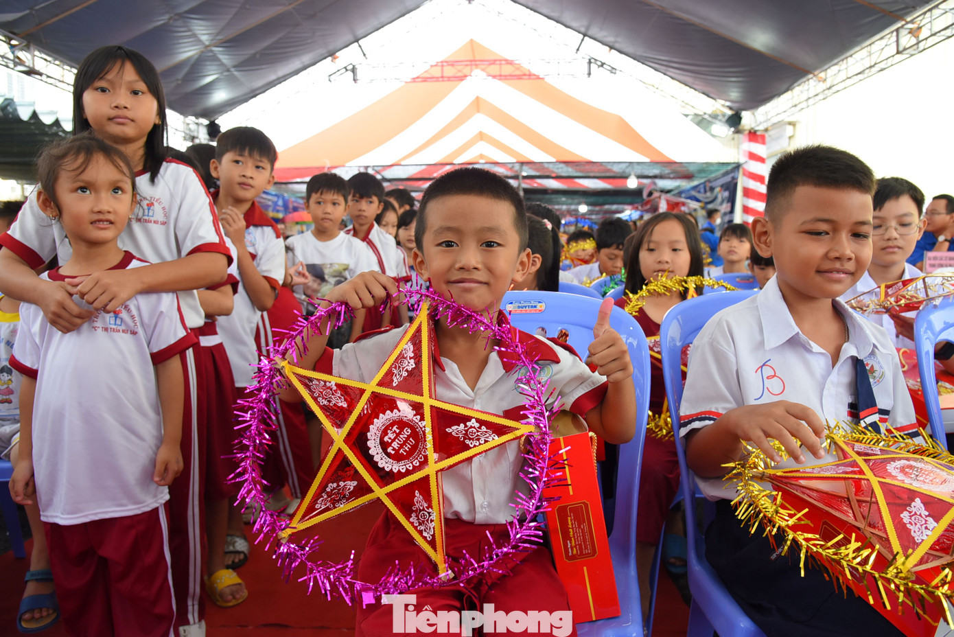 Các em thiếu nhi háo hức nhận quà Trung thu. Ảnh: Hòa Hội Các em thiếu nhi háo hức nhận quà Trung thu. Ảnh: Hòa Hội
