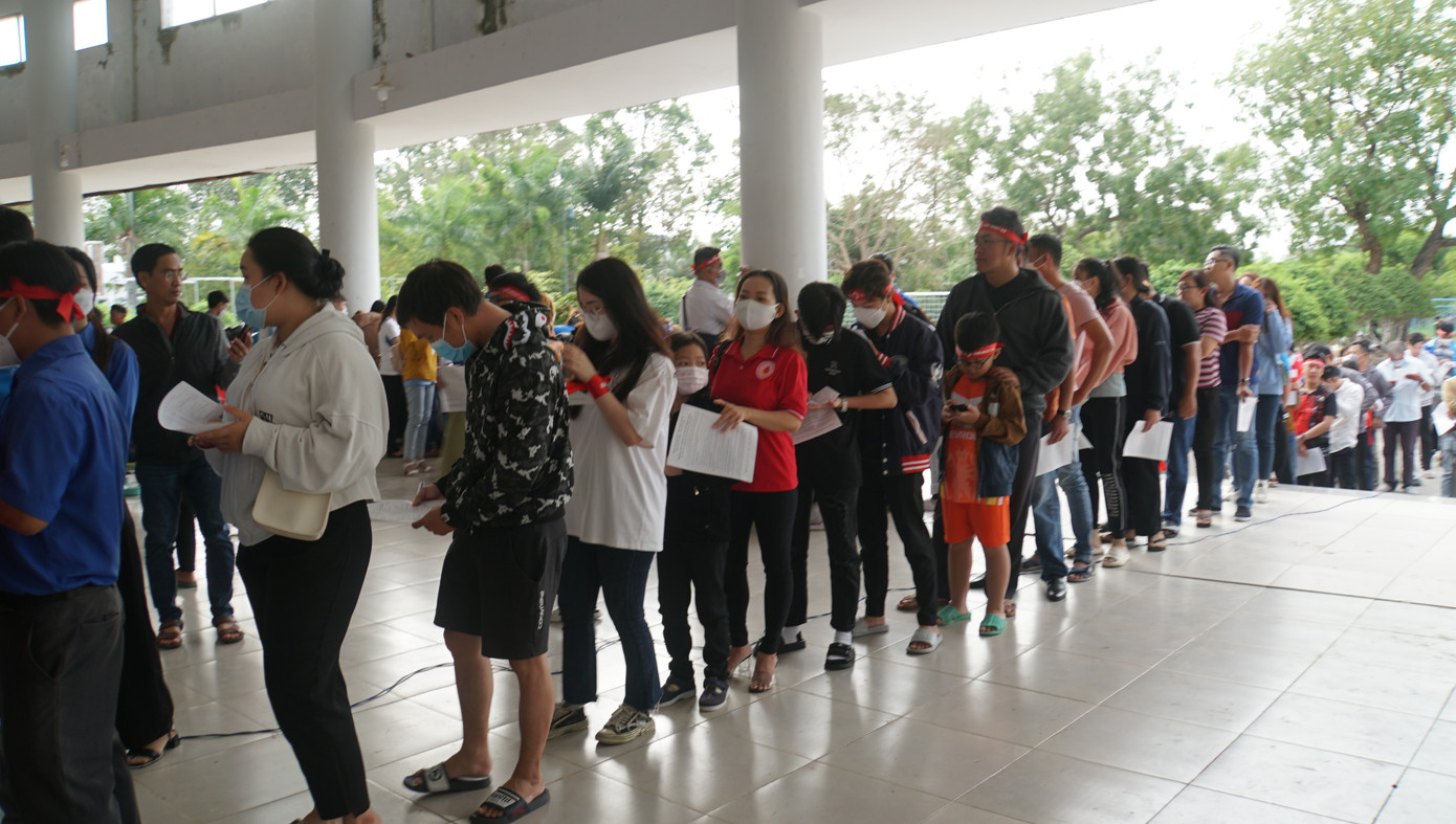 Các đoàn viên thanh niên Kiên Giang kiên nhẫn xếp hàng đăng ký hiến máu