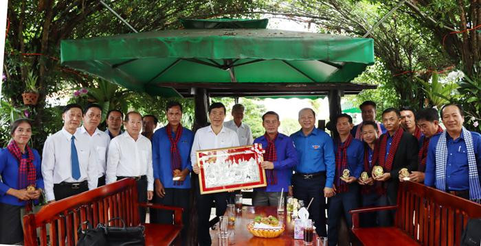 Lãnh đạo tỉnh Đồng Tháp tặng quà lưu niệm cho Đoàn thanh niên tỉnh Champasak Lãnh đạo tỉnh Đồng Tháp tặng quà lưu niệm cho Đoàn thanh niên tỉnh Champasak