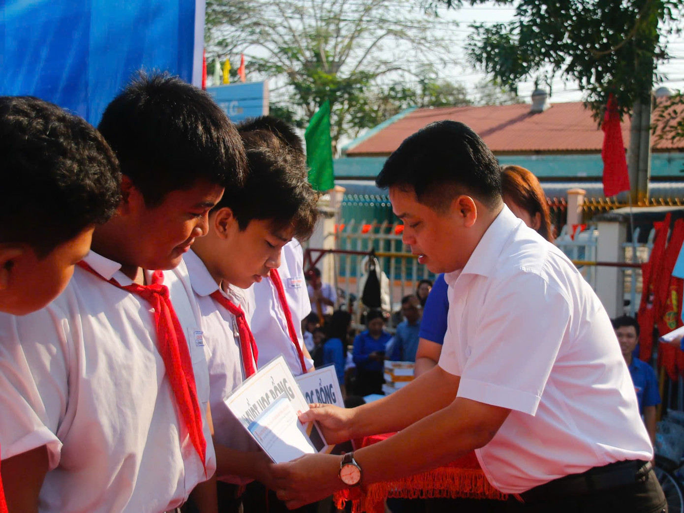 Ông Nguyễn Hữu Ngọc – Phó Trưởng Ban Tuyên giáo và Dân vận Tỉnh ủy An Giang tặng học bổng cho học sinh.