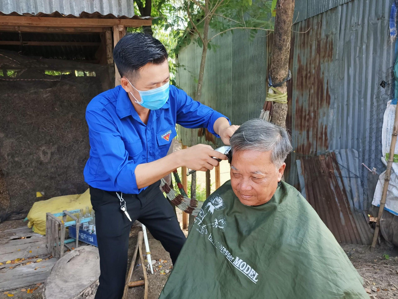 ĐVTN hớt tóc cho cụ già ĐVTN hớt tóc cho cụ già