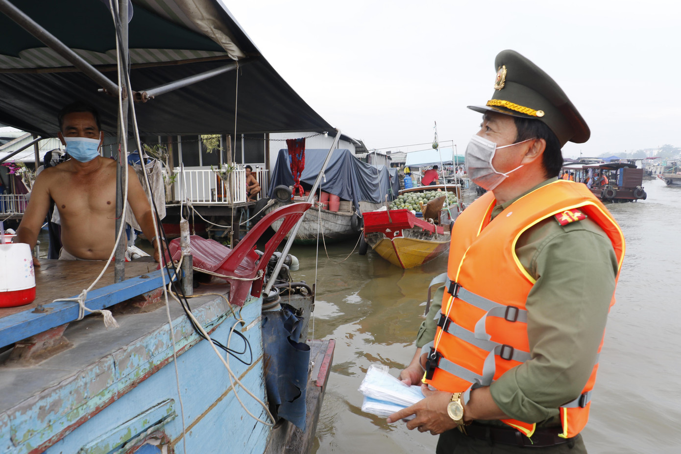 Bên cạnh đó, nhắc nhở người dân thực hiện nghiêm nguyên tắc 5K của Bộ Y tế trong phòng, chống dịch COVID-19 (Khẩu trang - Khử khuẩn - Khoảng cách - Không tập trung - Khai báo y tế).