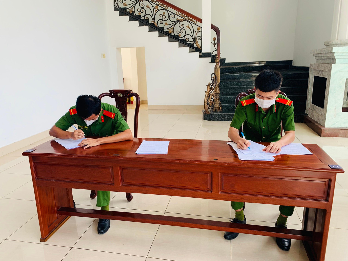 Thượng úy Nguyễn Tứ Thiên, Bí thư Đoàn thanh niên công an thành phố Cần Thơ cho biết, đây còn là hoạt động thiết thực hưởng ứng lời kêu gọi của Tổng Bí thư và Bộ trưởng Bộ Công an. Thông qua 2 đợt phát động hiến máu tình nguyện, cán bộ, chiến sỹ Công an các đơn vị thuộc Công an thành phố Cần Thơ đã tham gia hiến máu tình nguyện hơn 300 lượt và chia sẻ phần nào với những hoàn cảnh rất khó khăn, kịp thời cung cấp cho những trường hợp cấp cứu và phẫu thuật cần nhiều máu.