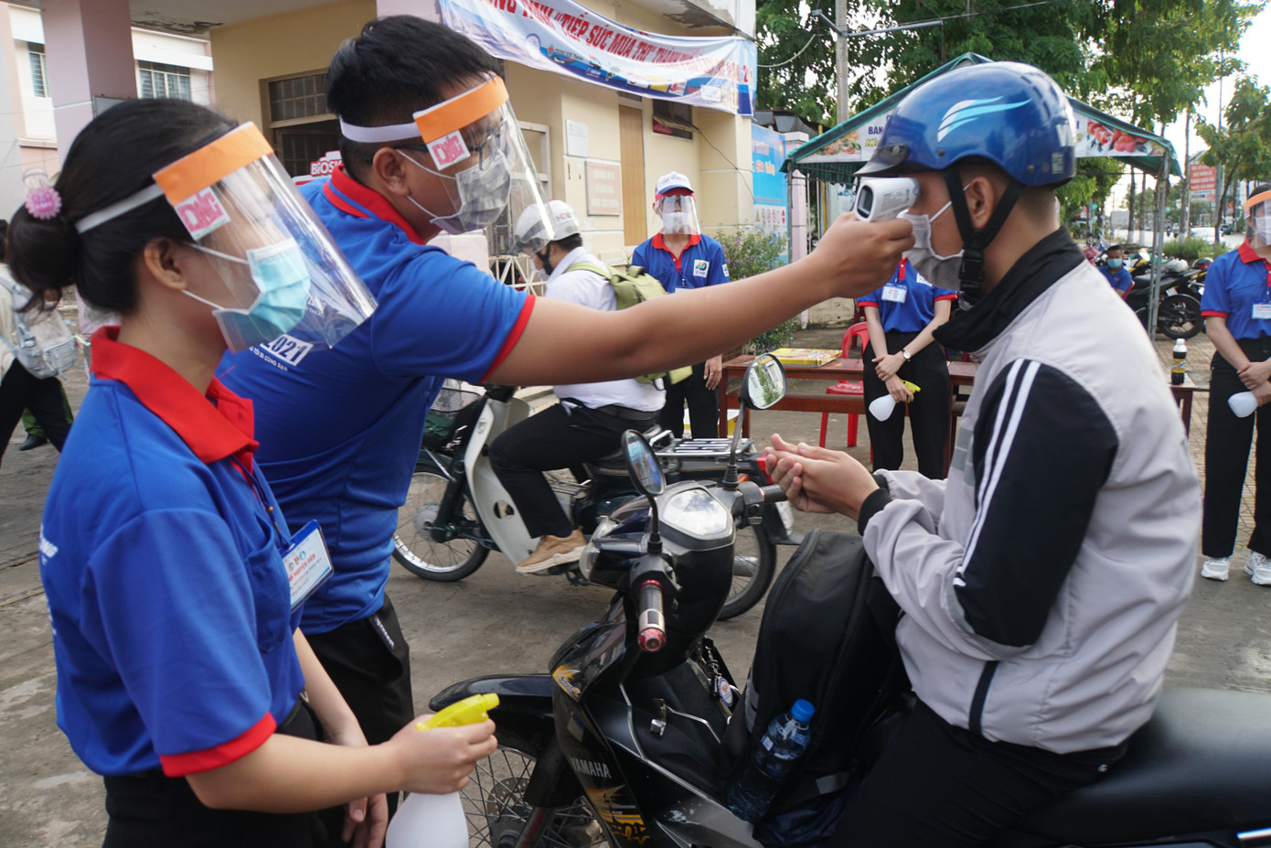 Bạn Huỳnh Phúc Thịnh, tình nguyện viên trường Cao đẳng Cần Thơ chia sẻ: "Tụi em dậy từ 4 giờ 30 phút, để sang đến chốt tầm 5 giờ chuẩn bị mọi thứ để hỗ trợ thí sinh". Bạn Huỳnh Phúc Thịnh, tình nguyện viên trường Cao đẳng Cần Thơ chia sẻ: "Tụi em dậy từ 4 giờ 30 phút, để sang đến chốt tầm 5 giờ chuẩn bị mọi thứ để hỗ trợ thí sinh".