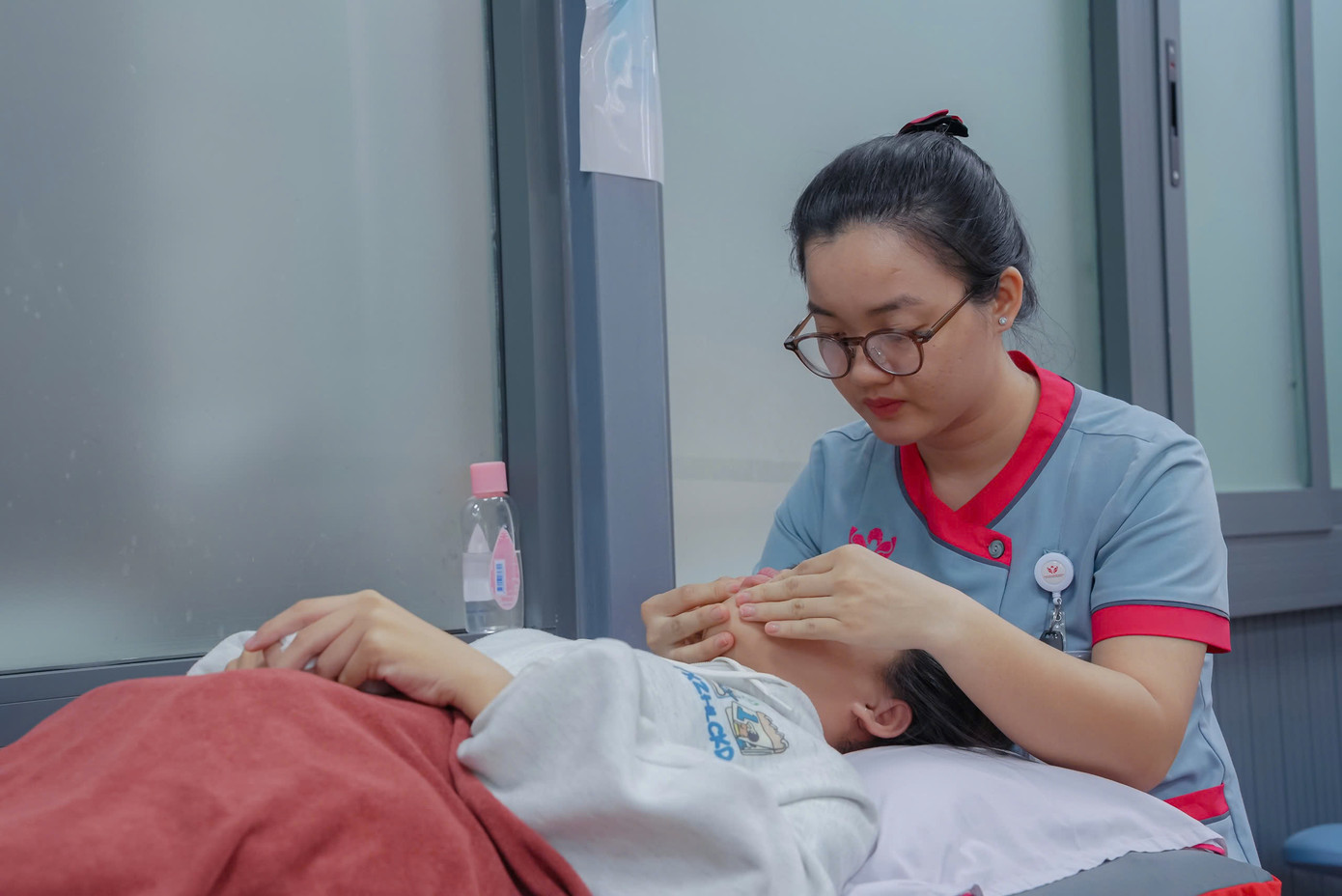 Bác sĩ tập vật lý trị liệu cho bệnh nhân. Bác sĩ tập vật lý trị liệu cho bệnh nhân.