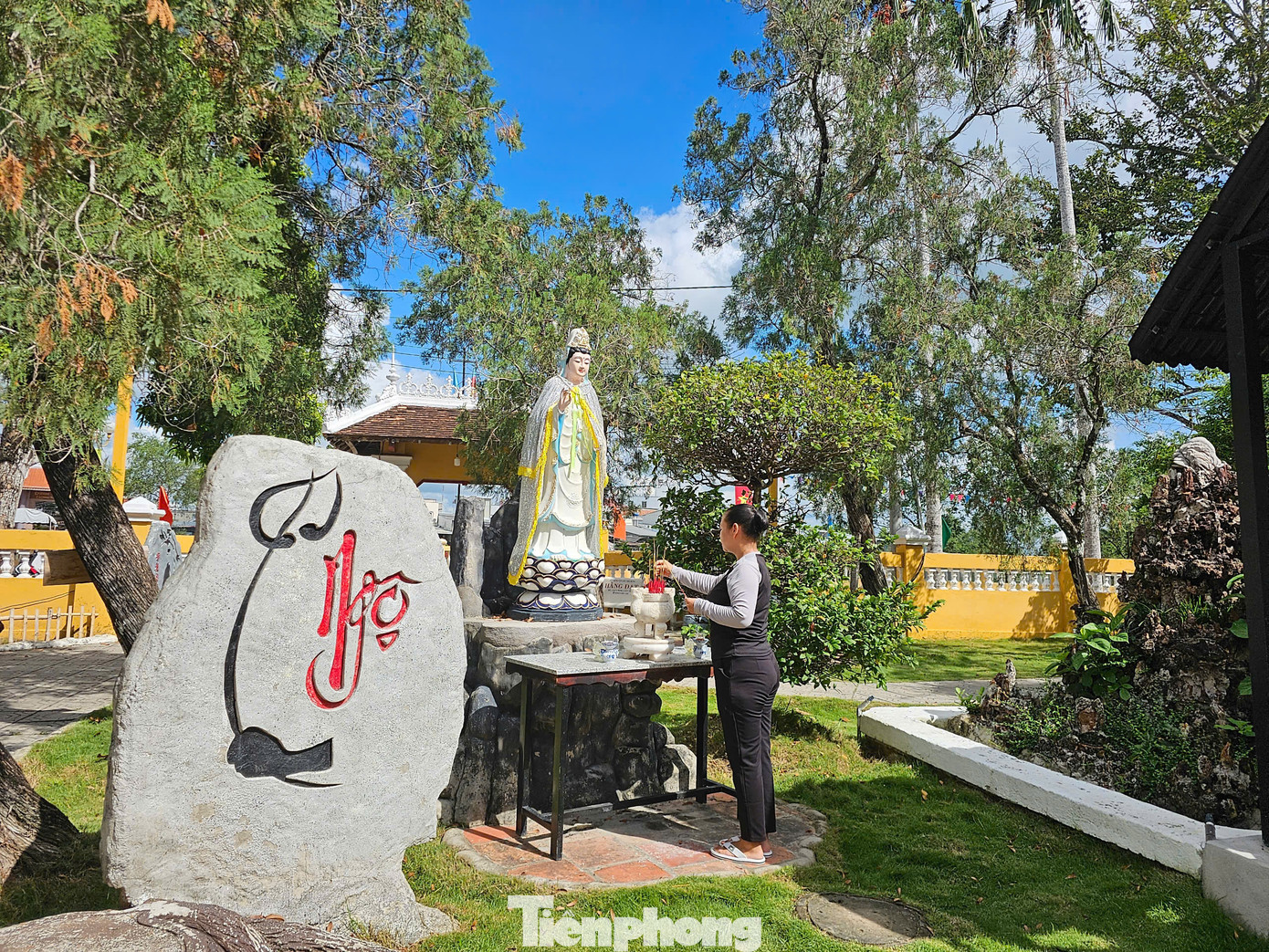 Chùa Nam Nhã do ông Nguyễn Giác Nguyên xây dựng vào năm 1895. Ban đầu, nơi đây mở tiệm thuốc bắc có tên Nam Nhã Đường, sau dần thành chùa và đổi tên Chùa Nam Nhã.