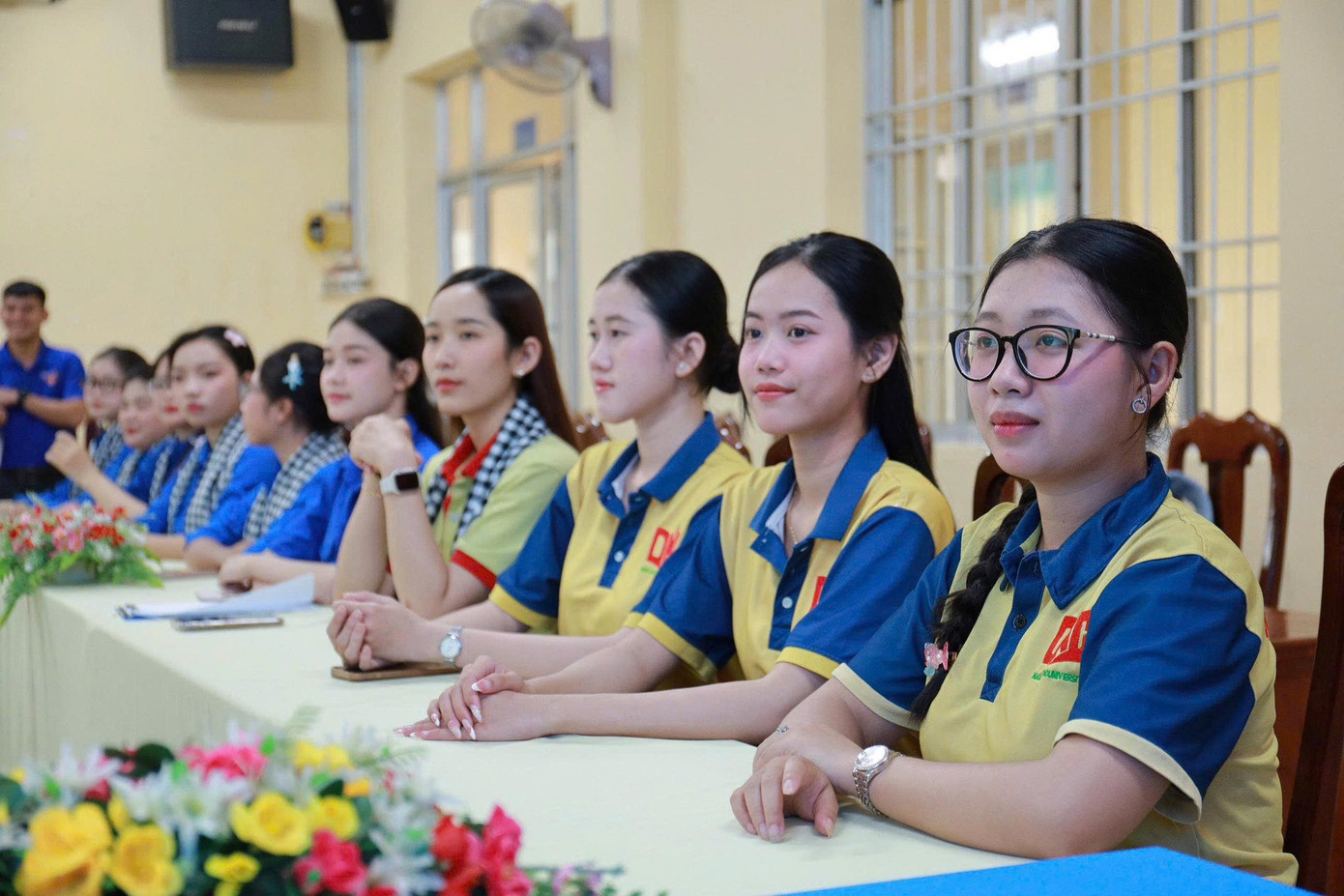 Chị Lư Thị Ngọc Anh - Bí thư Thành Đoàn Cần Thơ cho biết, hưởng ứng hoạt động ra quân đội hình thanh niên tình nguyện hỗ trợ vận hành chính quyền 2 cấp và cung cấp dịch vụ công trực tuyến tại 3.321 xã, phường, đặc khu trên cả nước, do Trung ương Đoàn phát động, Thành Đoàn Cần Thơ phối hợp Tỉnh Đoàn An Giang chỉ đạo Đặc khu Thổ Châu ra quân đội hình thanh niên tình nguyện để hỗ trợ người dân tiếp cận công nghệ số. Chị Lư Thị Ngọc Anh - Bí thư Thành Đoàn Cần Thơ cho biết, hưởng ứng hoạt động ra quân đội hình thanh niên tình nguyện hỗ trợ vận hành chính quyền 2 cấp và cung cấp dịch vụ công trực tuyến tại 3.321 xã, phường, đặc khu trên cả nước, do Trung ương Đoàn phát động, Thành Đoàn Cần Thơ phối hợp Tỉnh Đoàn An Giang chỉ đạo Đặc khu Thổ Châu ra quân đội hình thanh niên tình nguyện để hỗ trợ người dân tiếp cận công nghệ số.