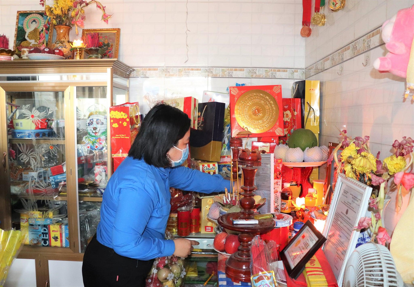 Chị Lâm Như Quỳnh thắp hương cho anh Lai Quốc Thái.