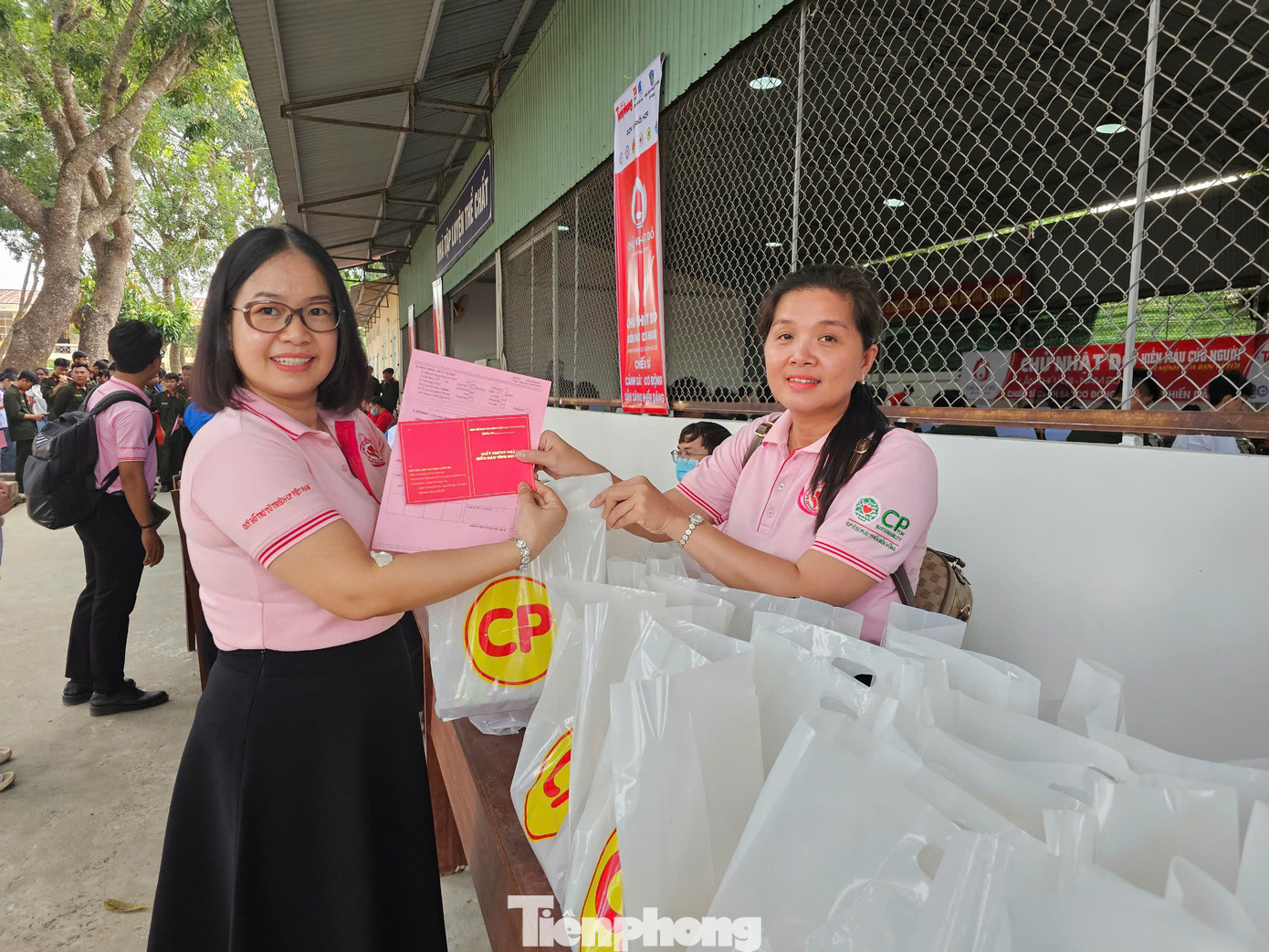 Công ty cổ phần chăn nuôi C.P Việt Nam hỗ trợ trứng gà để bổ sung dinh dưỡng cho chiến sĩ, cán bộ sau khi hiến máu. Ảnh: Hòa Hội