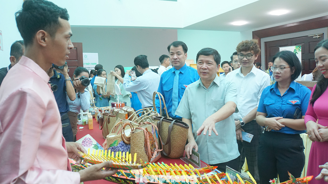 Lãnh đạo Trung ương, địa phương tham quan sản phẩm khởi nghiệp. Ảnh: Hòa Hội