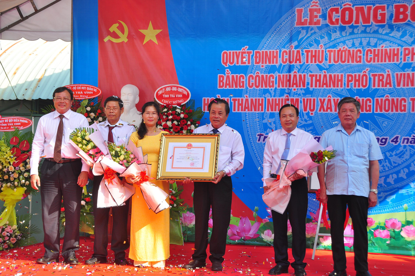 Chủ tịch UBND TP Trà Vinh cho rằng, kết quả thực hiện Chương trình mục tiêu quốc gia xây dựng nông thôn mới đã mang lại hiệu quả đáng kể, diện mạo xã Long Đức thay đổi toàn diện về chính trị - kinh tế - xã hội, tạo được sự đồng thuận và ủng hộ của đa số nhân dân. Cụ thể, nông thôn của xã từng bước được phát triển theo quy hoạch, có kết cấu hạ tầng ngày càng hoàn chỉnh, cảnh quan sạch đẹp, điều kiện sống của người dân được cải thiện đáng kể, quy chế dân chủ được phát huy, ý thức người dân được nâng cao, từng bước thể hiện và đảm đương được vai trò là chủ thể của mình trong xây dựng nông thôn mới.