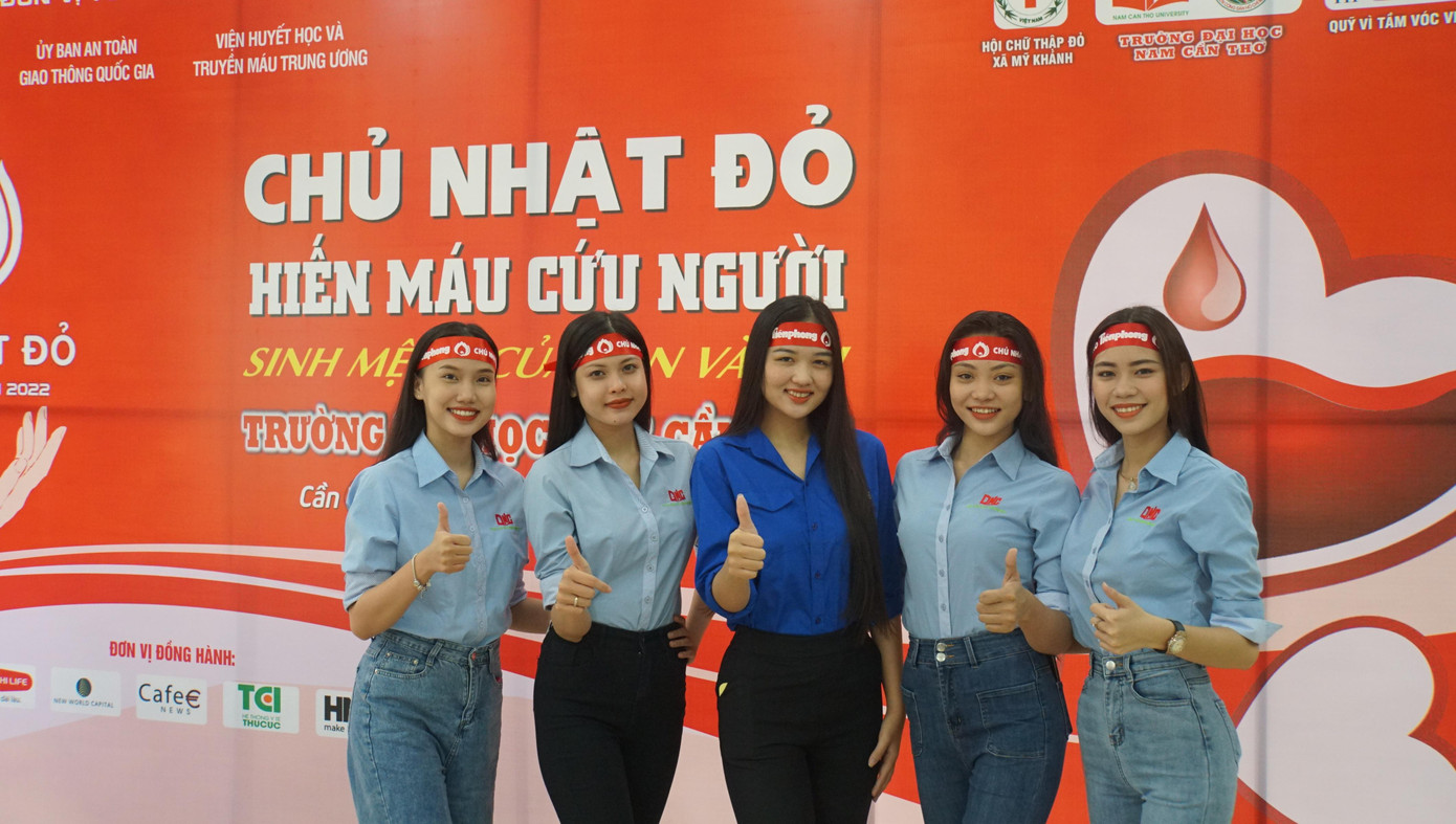 Chủ nhật Đỏ lần thứ 14 năm 2022 do báo Tiền Phong tổ chức, diễn ra tại trường đại học Nam Cần Thơ với không khí sôi nổi và hào hứng. Các bạn trẻ tranh thủ thời gian đến chia sẻ giọt máu hồng. Đặc biệt, các bạn Hoa khôi, Á khôi của trường cũng nhiệt tình tham gia, đồng thời, trực tiếp chia sẻ giọt máu của mình với hy vọng đem lại niềm vui, sự sống cho cộng đồng và lan tỏa yêu thương đến mọi người. - Ảnh: Hòa Hội Chủ nhật Đỏ lần thứ 14 năm 2022 do báo Tiền Phong tổ chức, diễn ra tại trường đại học Nam Cần Thơ với không khí sôi nổi và hào hứng. Các bạn trẻ tranh thủ thời gian đến chia sẻ giọt máu hồng. Đặc biệt, các bạn Hoa khôi, Á khôi của trường cũng nhiệt tình tham gia, đồng thời, trực tiếp chia sẻ giọt máu của mình với hy vọng đem lại niềm vui, sự sống cho cộng đồng và lan tỏa yêu thương đến mọi người. - Ảnh: Hòa Hội