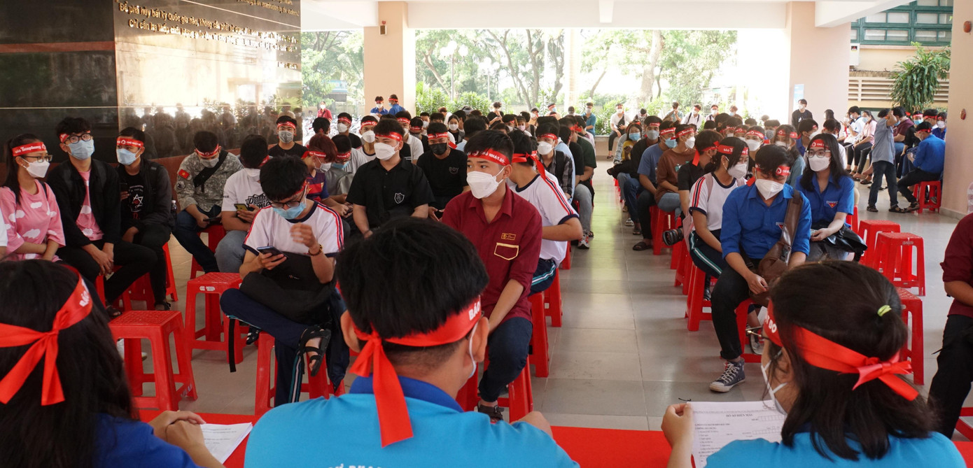 Đông đảo sinh viên tham gia hiến máu Đông đảo sinh viên tham gia hiến máu