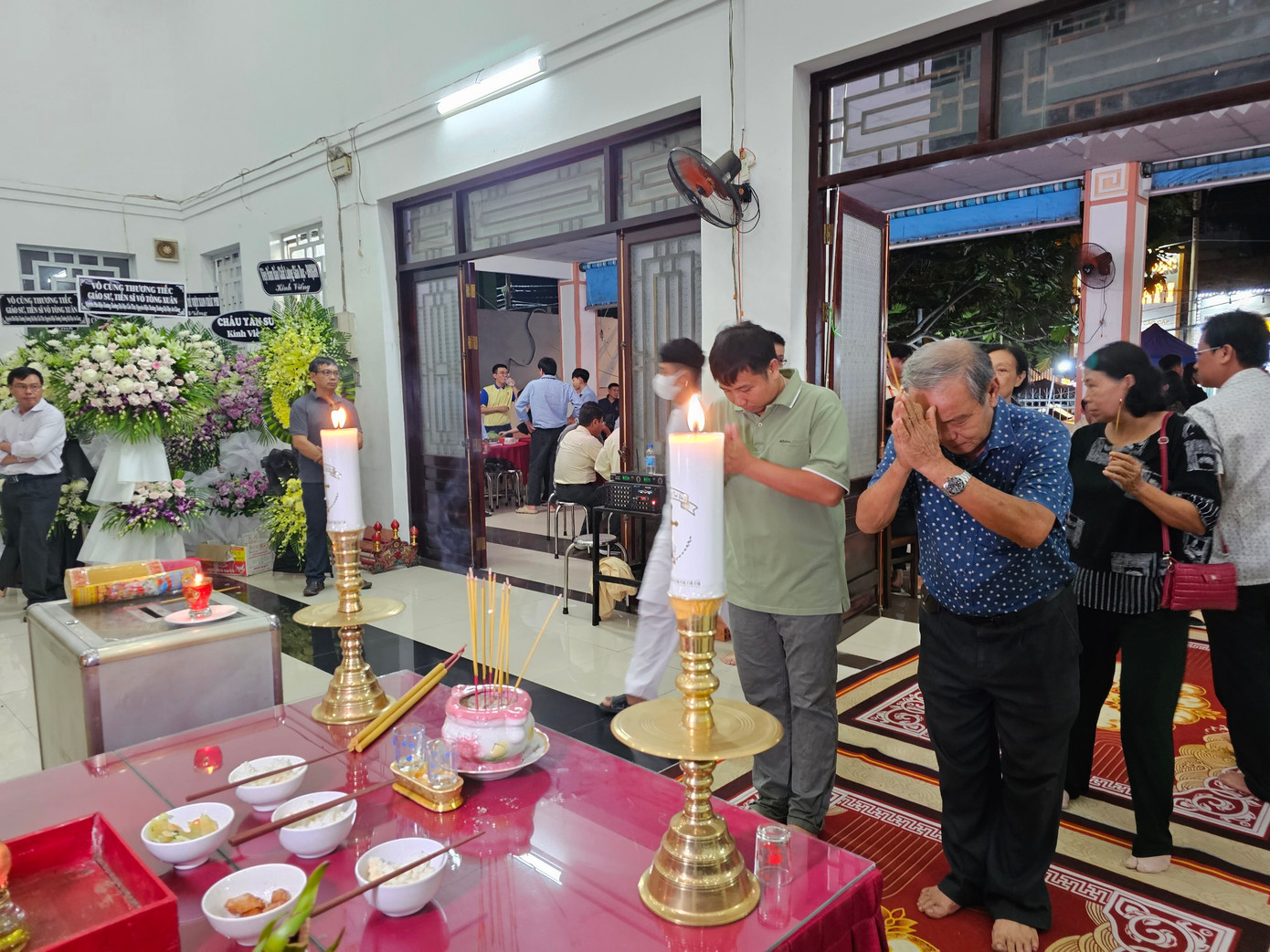 Tối 19/8, rất nhiều người dân tại Cần Thơ tới viếng Giáo sư Võ Tòng Xuân.