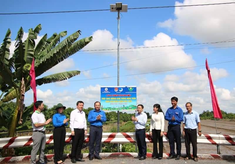 Khánh thành công trình thắp sáng đường quê.