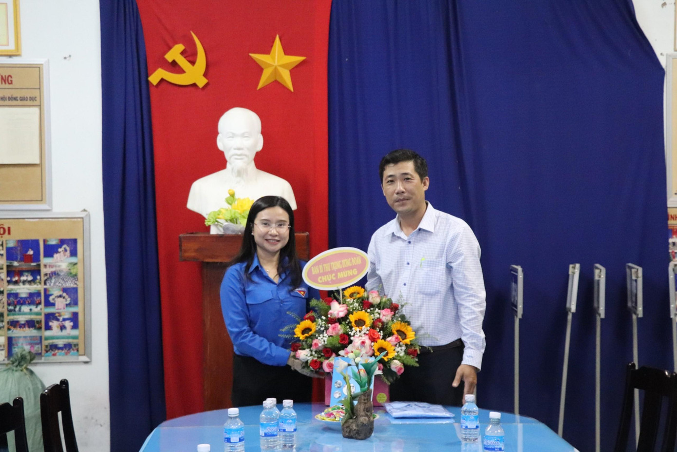 Chị Nguyễn Phạm Duy Trang tặng hoa chúc mừng thầy Nguyễn Hữu Phúc – Phó hiệu trưởng Trường THCS Tam Phước, huyện Châu Thành.