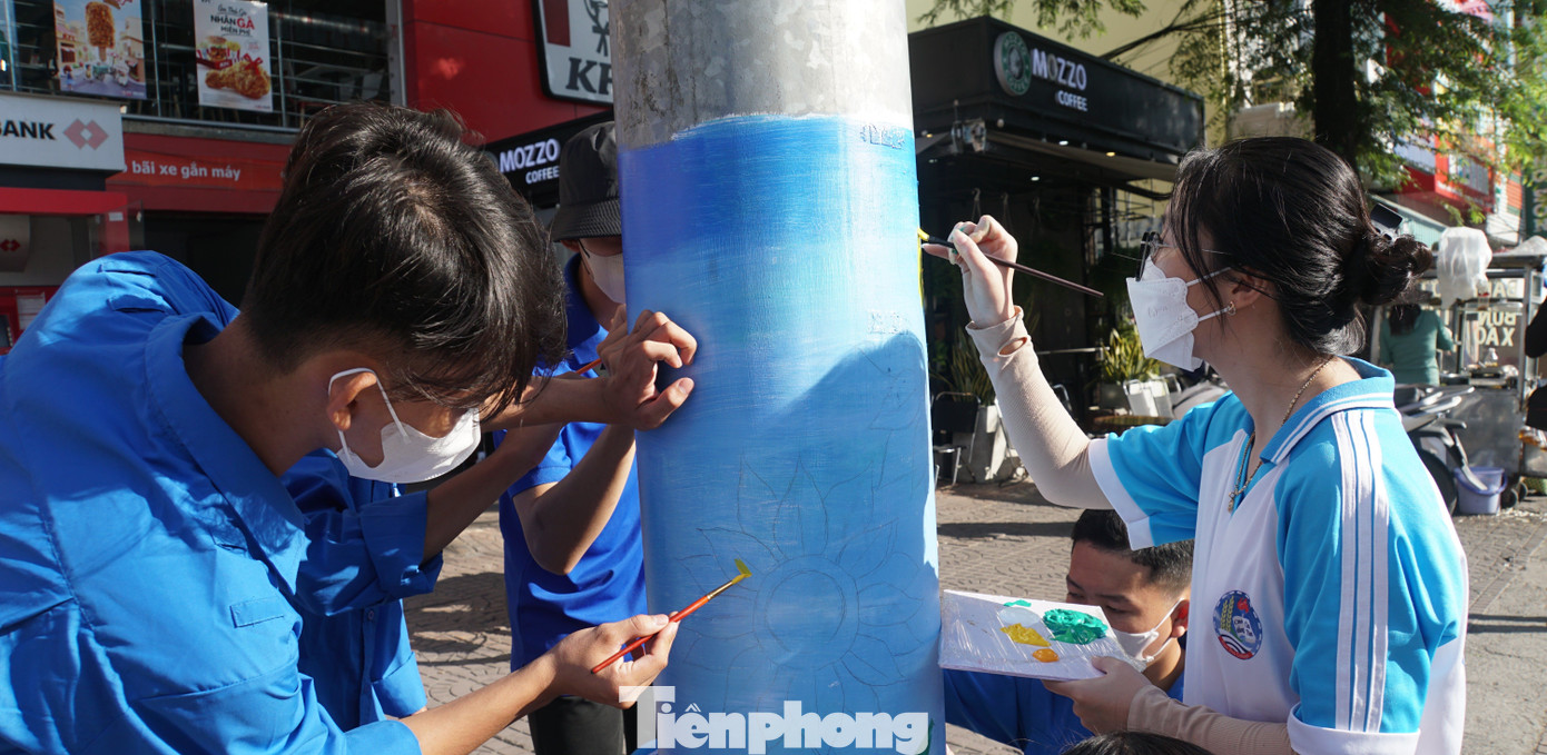 Đoàn viên thanh niên thực hiện công trình "cột điện nở hoa" trên tuyến đường 30/4. Ảnh: Hòa Hội Đoàn viên thanh niên thực hiện công trình "cột điện nở hoa" trên tuyến đường 30/4. Ảnh: Hòa Hội