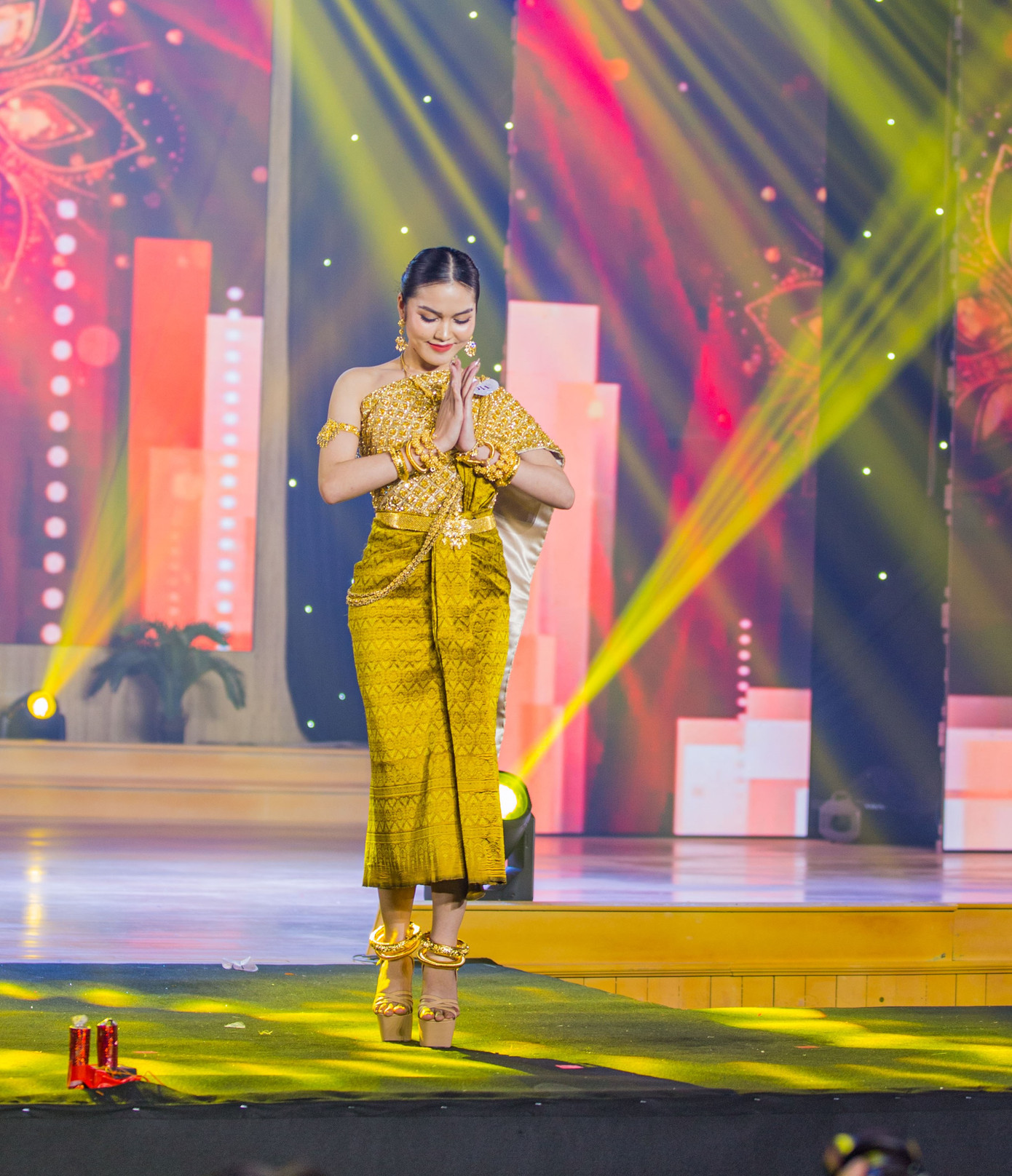 Ngọc Trinh sinh ra và lớn lên tại ấp Trà Tro B, xã Hàm Giang (Trà Cú, Trà Vinh).