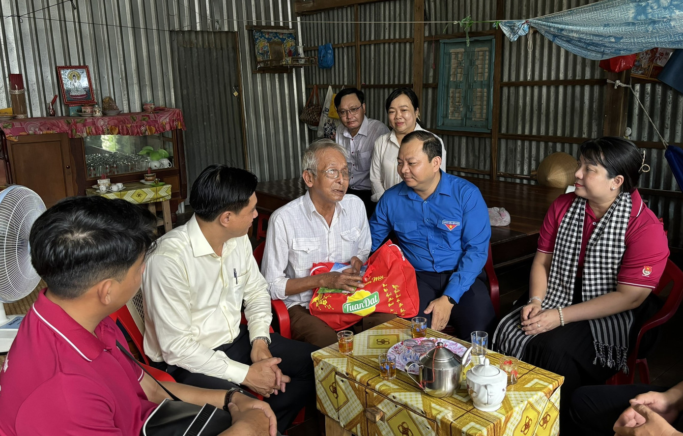 Thăm hỏi gia đình chính sách. Thăm hỏi gia đình chính sách.