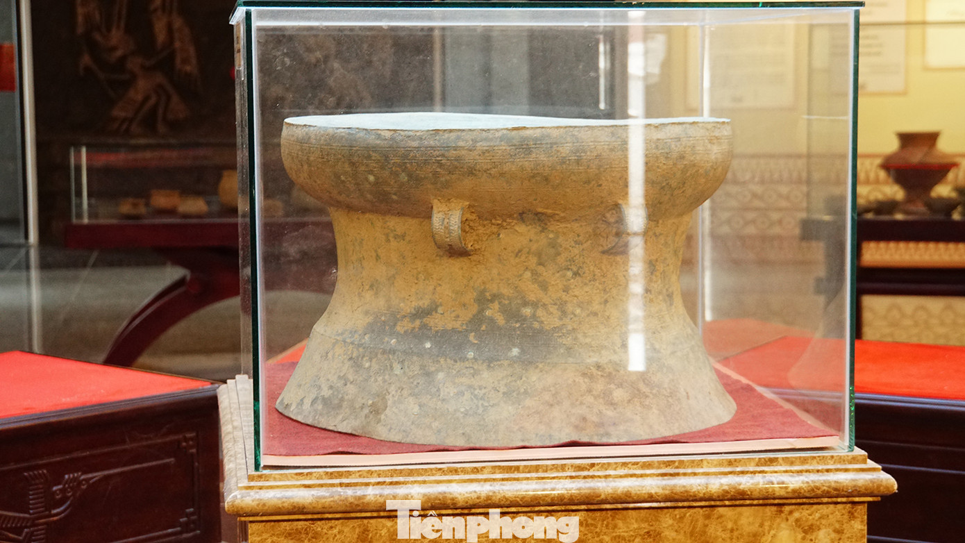 Trống đồng trưng bày tại nhà lưu niệm của đền thờ. Ảnh: Hòa Hội