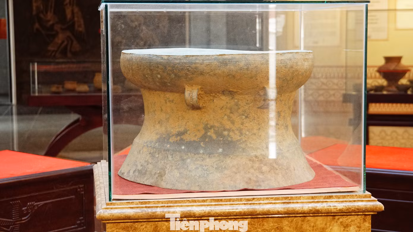 Trống đồng trưng bày tại nhà lưu niệm của đền thờ. Ảnh: Hòa Hội