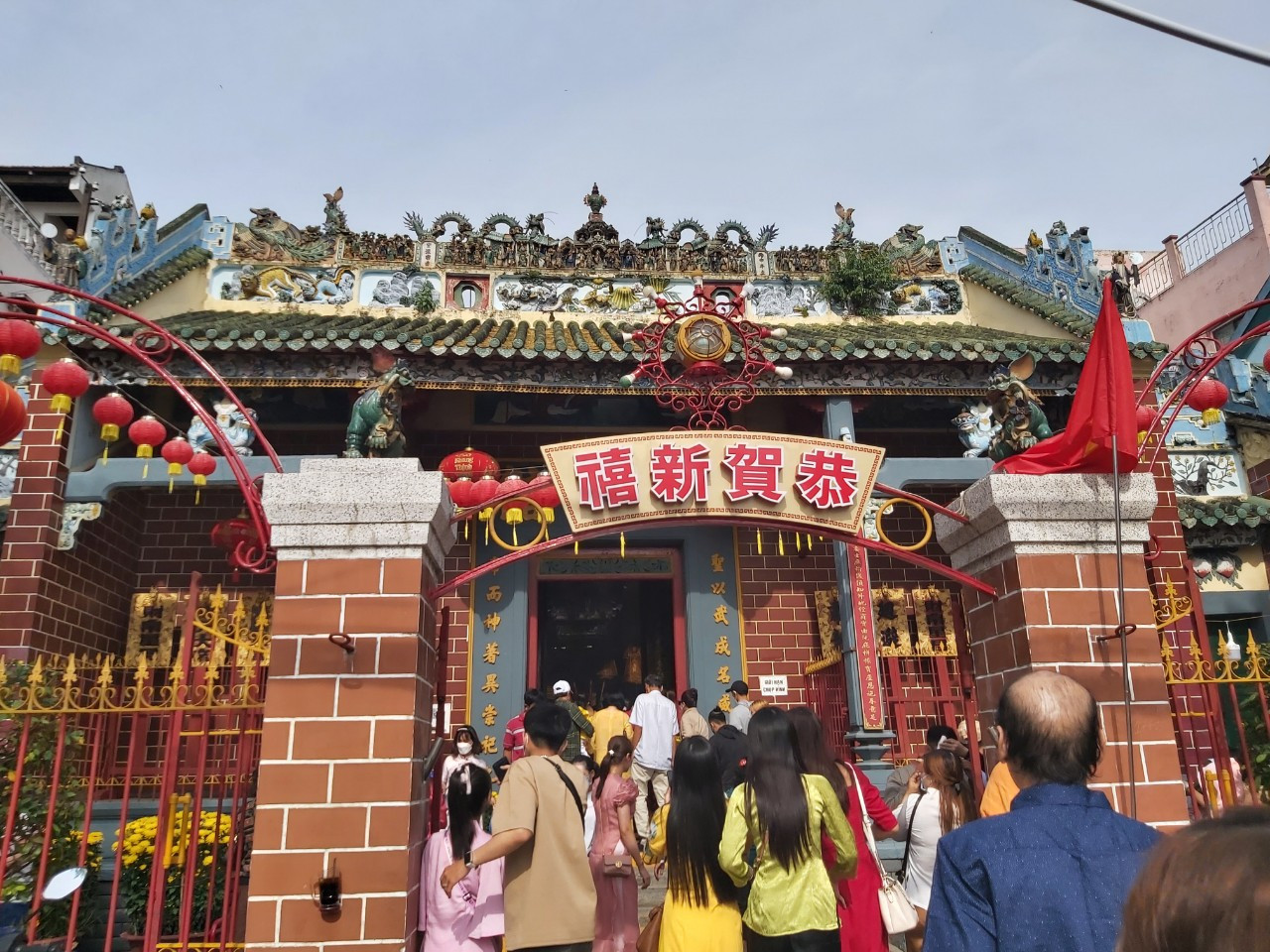 Khách viếng chùa