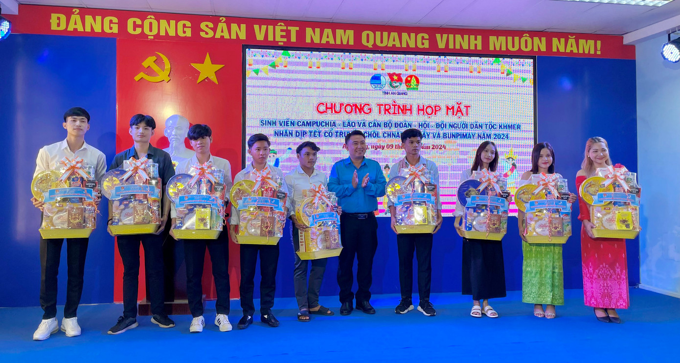 Tỉnh Đoàn An Giang tặng quà cho sinh viên Campuchia, Lào và cán bộ Đoàn - Hội dân tộc Khmer. Tỉnh Đoàn An Giang tặng quà cho sinh viên Campuchia, Lào và cán bộ Đoàn - Hội dân tộc Khmer.