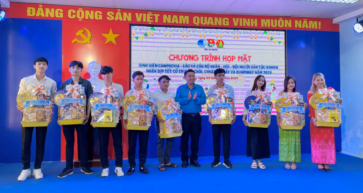 Tỉnh Đoàn An Giang tặng quà cho sinh viên Campuchia, Lào và cán bộ Đoàn - Hội dân tộc Khmer.