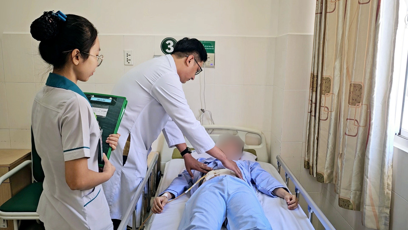 Bác sĩ thăm khám cho bệnh nhân.