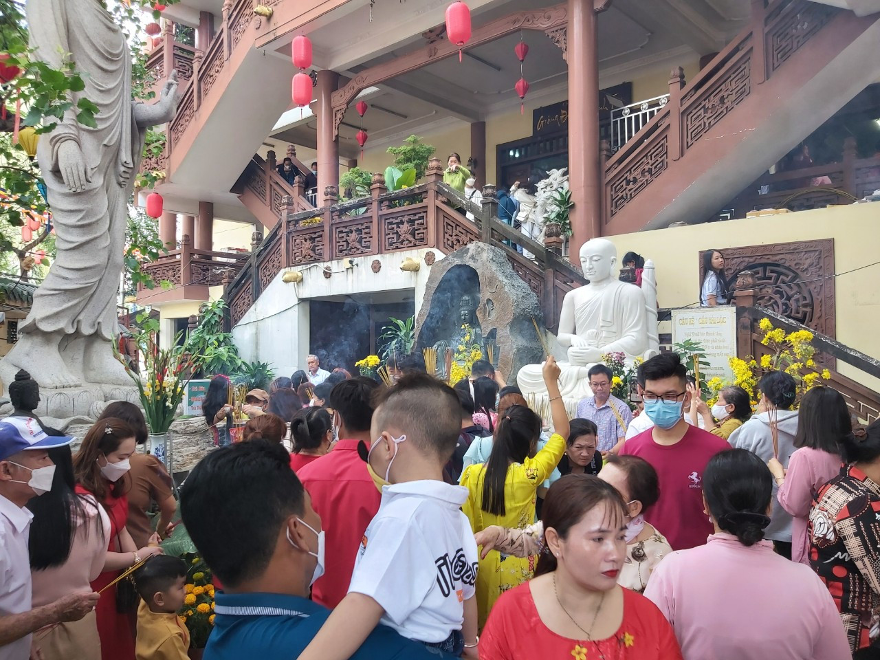 Đông đảo người dân viếng chùa đầu năm mới tại chùa Phật Học, quận Ninh Kiều.