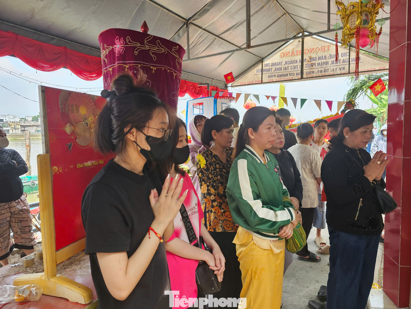 Tại Miếu bà Xóm Chài diễn ra nhiều hoạt động, nghi lễ cầu an, đặc biệt nghi thức diễu hành đưa tàu tống ôn ra sông Hậu. Ảnh: Hòa Hội.