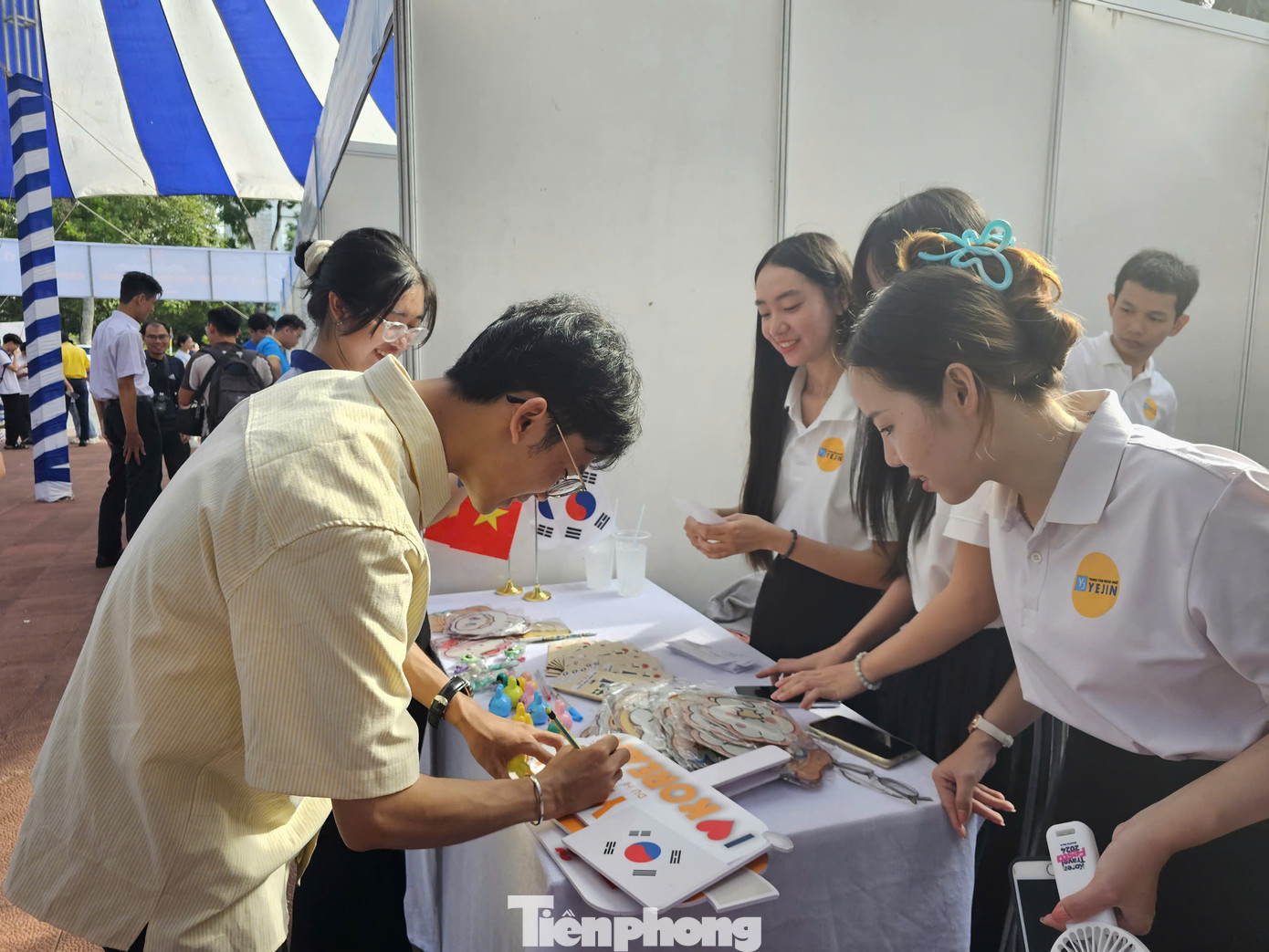 Bạn trẻ trải nghiệm tại ngày hội. Ảnh: Hòa Hội Bạn trẻ trải nghiệm tại ngày hội. Ảnh: Hòa Hội