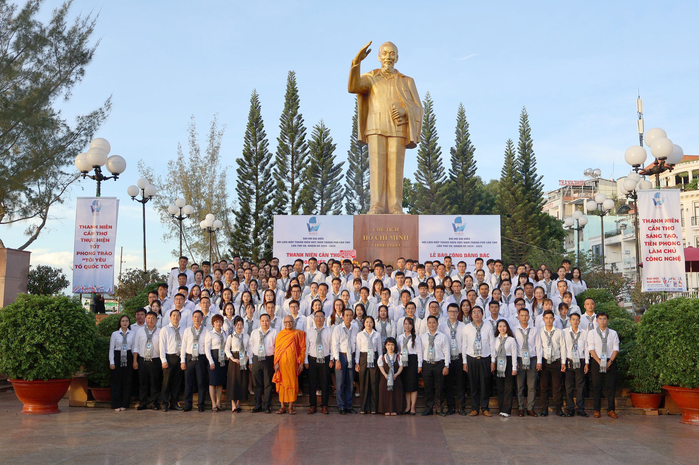 Đại biểu chụp ảnh tại Tượng đài Bác Hồ ở bến Ninh Kiều.