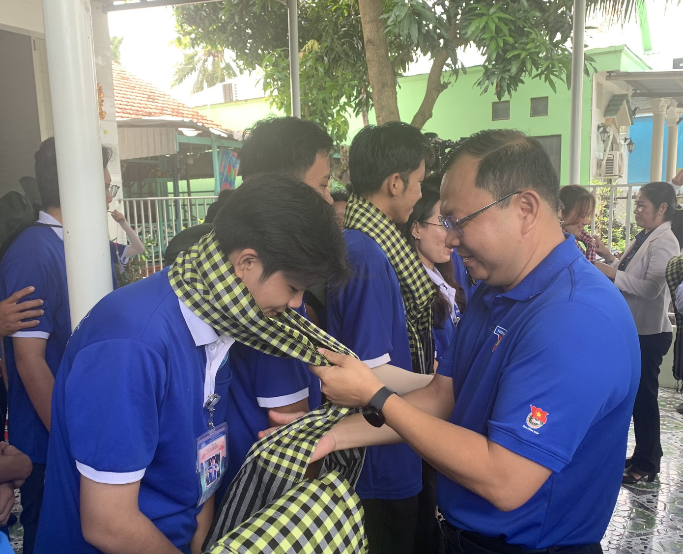 Bí thư Tỉnh Đoàn Đồng Tháp - anh Huỳnh Minh Thức tặng khăn cho chiến sĩ tình nguyện.