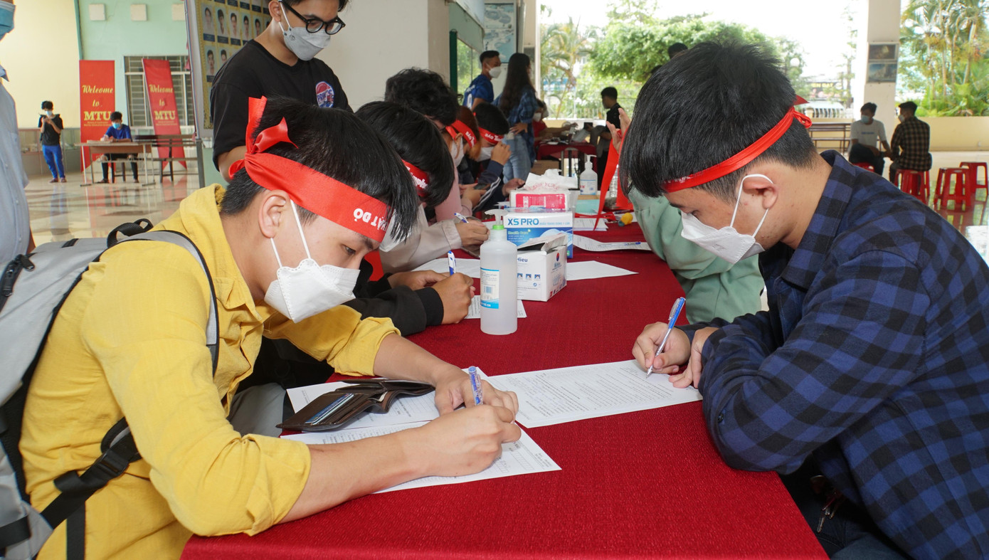 Sinh viên đăng ký hiến máu