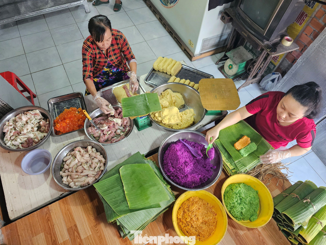 Đây không chỉ là công việc mỗi dịp Tết đến mà lò bánh nhà bà Xinh đã đỏ lửa hơn nửa thế kỷ qua. Câu chuyện về đòn bánh tét lá cẩm trứ danh xứ Tây Đô không mới nhưng mỗi dịp Tết đến lại được nhiều người quan tâm. Ảnh: Hòa Hội.