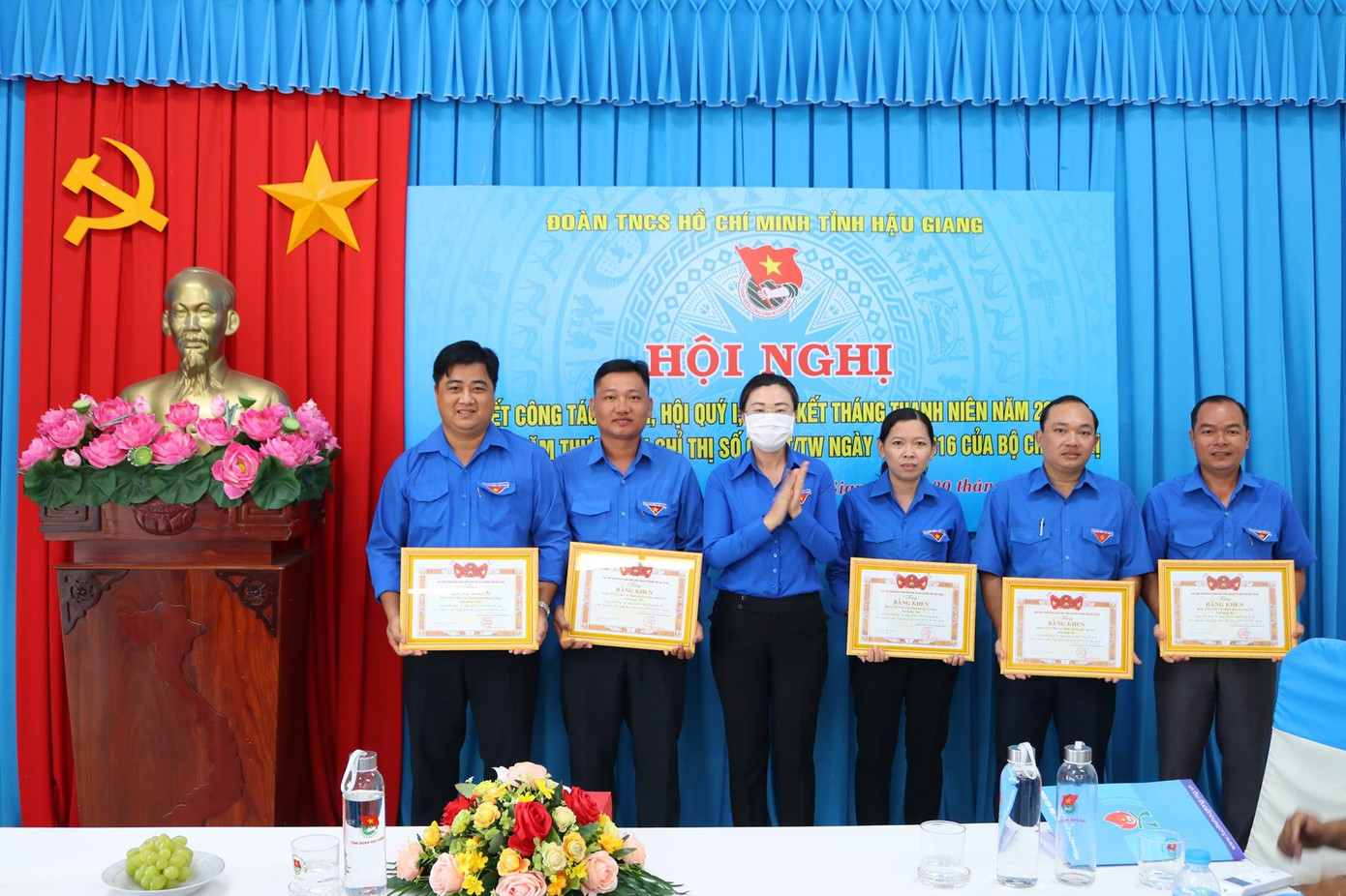 Tỉnh đoàn Hậu Giang tặng bằng khen cho các cá nhân, tập thể. - Ảnh: TĐHG Tỉnh đoàn Hậu Giang tặng bằng khen cho các cá nhân, tập thể. - Ảnh: TĐHG