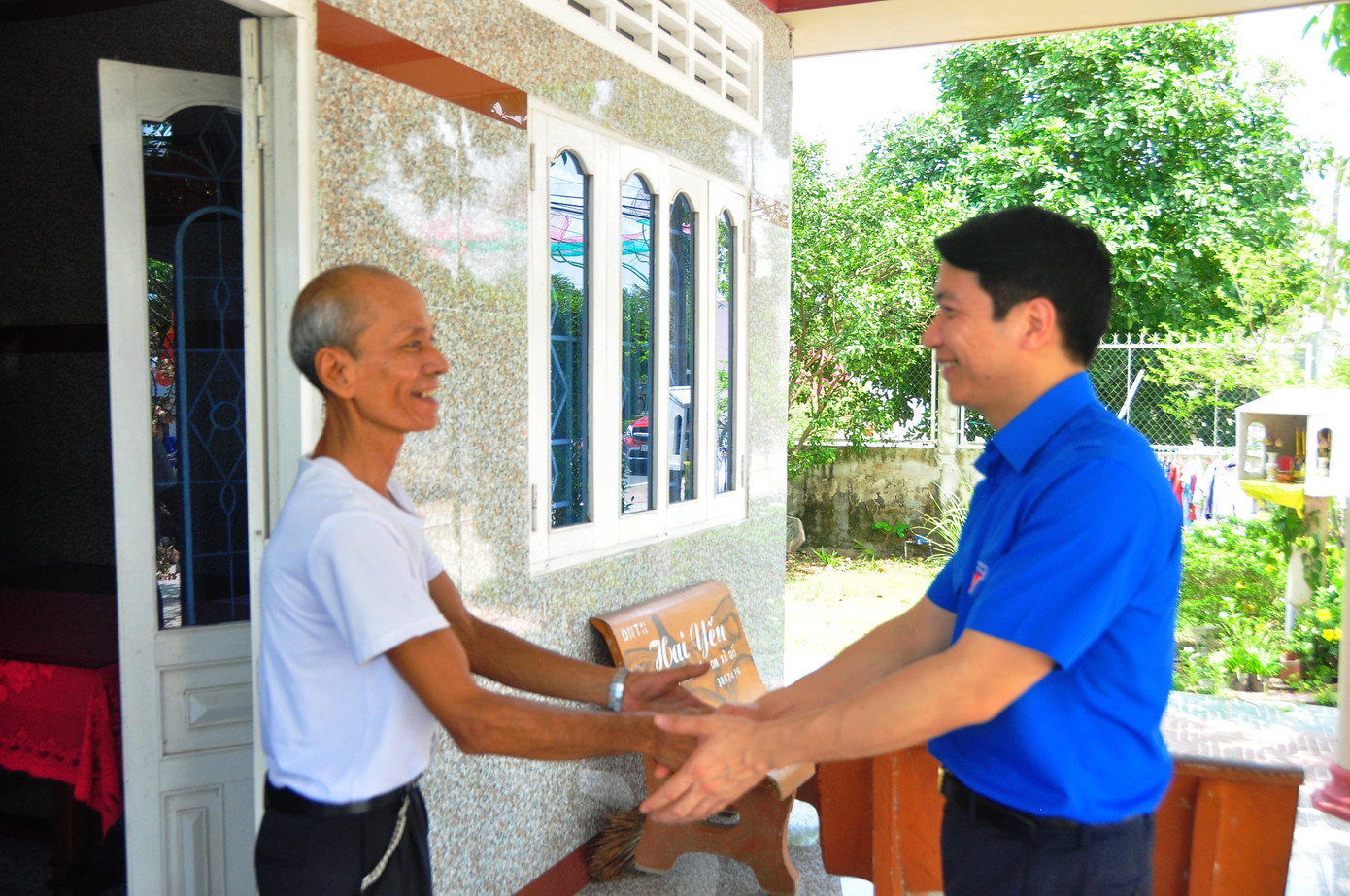 Tại mỗi nơi đến, Bí thư Trung ương Đoàn Nguyễn Ngọc Lương ân cần hỏi thăm và động viên sức khỏe các gia đình chính sách; đồng thời thể hiện đạo lý uống nước nhớ nguồn, tri ân các thế hệ đi trước, lấy đó là tấm gương để thế hệ trẻ học tập, rèn luyện và trưởng thành. Bên cạnh đó, anh Nguyễn Ngọc Lương mong muốn các chú, gia đình chính sách quan tâm, hỗ trợ, bồi đắp thế hệ trẻ, tạo điều kiện cho các bạn trẻ cống hiến, góp phần xây dựng quê hương đất nước.