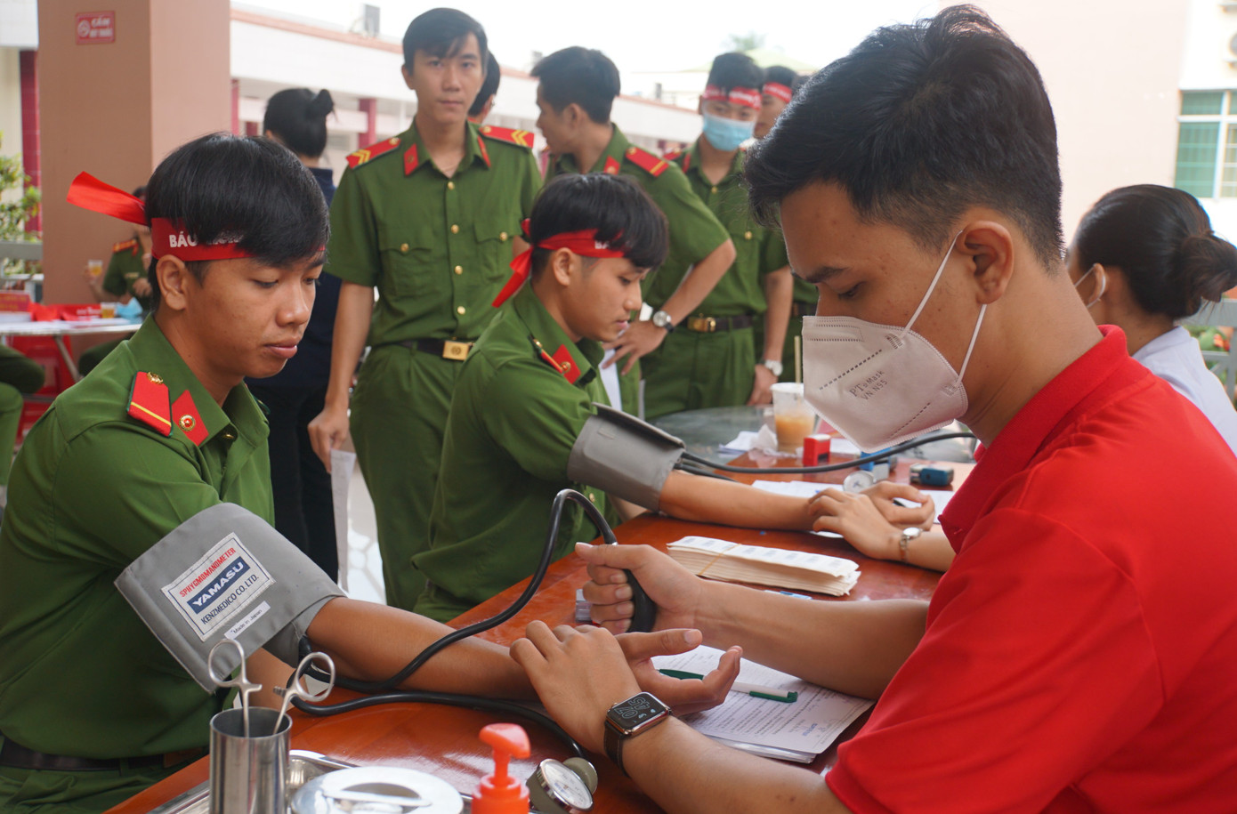 Binh nhất Nguyễn Hữu Nghĩa, đơn vị Phòng Cảnh sát Phòng cháy chữa cháy và cứu nạn cứu hộ công an tỉnh Vĩnh Long lần thứ 2 tham gia hiến máu. Nghĩa chia sẻ: “Em rất vui vì đã chia sẻ giọt máu của mình để giúp người bệnh. Không chỉ lần này mà về sau khi đơn vị phát động là em tham gia ngay”.