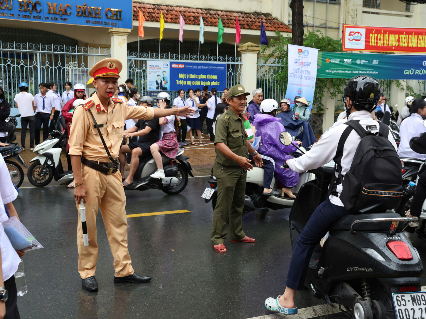 Cảnh sát giao thông phân luồng tạo điều kiện cho thí sinh an toàn.