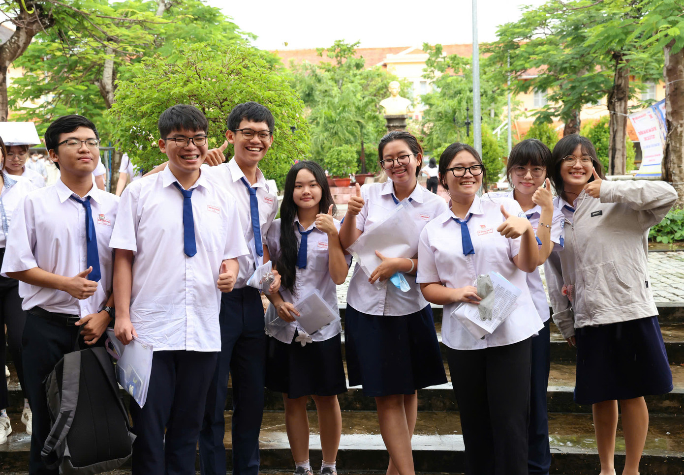 Các em hào hứng sau khi thi xong môn Văn, với đề được đánh giá vừa sức.