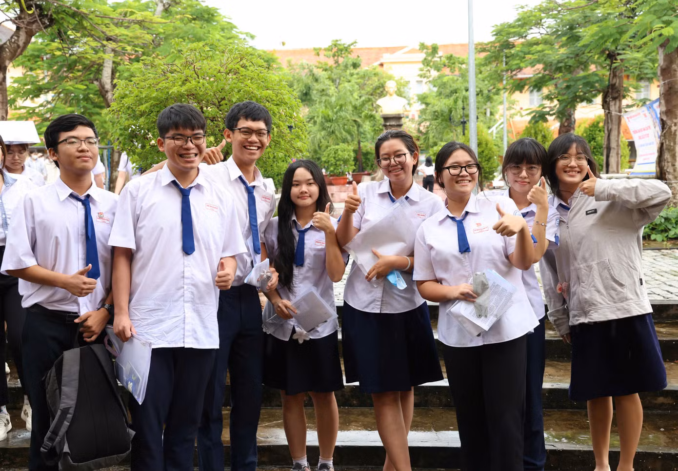 Các em hào hứng sau khi thi xong môn Văn, với đề được đánh giá vừa sức.