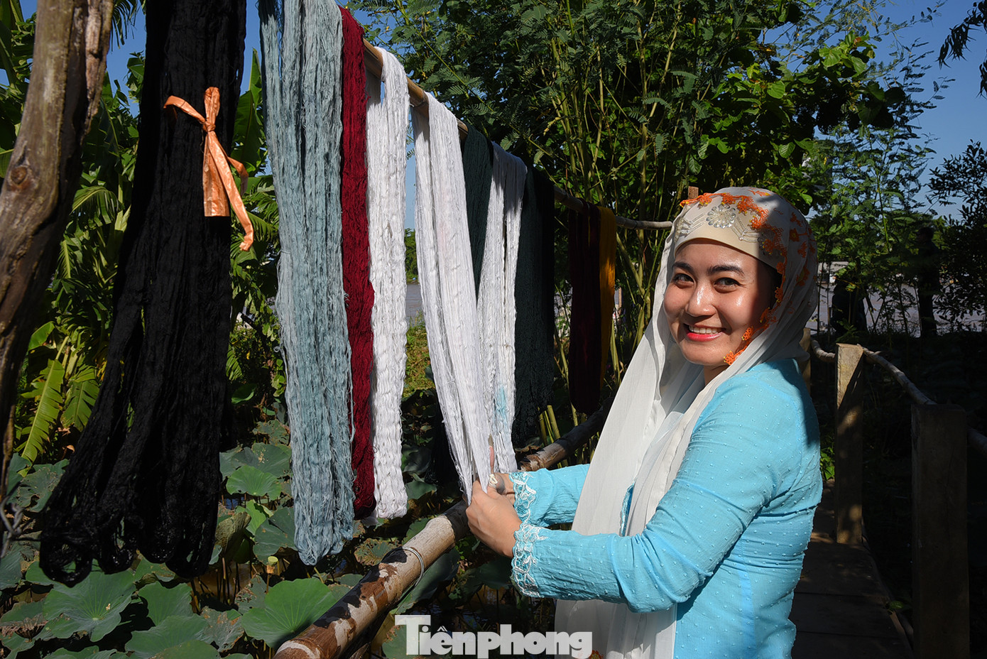 Du khách trải nghiệm với trang phục Chăm. Ảnh: Hòa Hội.