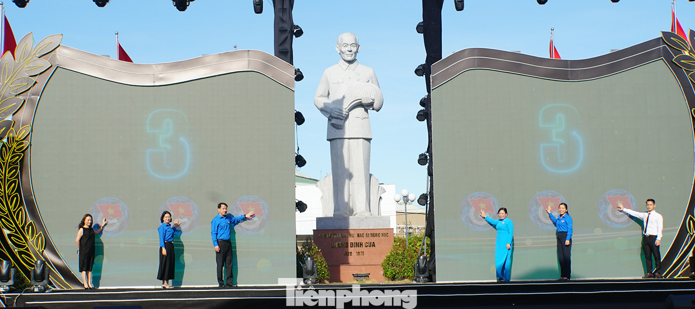 Lãnh đạo T.Ư Đoàn, lãnh đạo tỉnh Sóc Trăng và các đại biểu ấn nút khai mạc Triển lãm “Kết nối nông nghiệp số” và hội chợ nông sản thanh niên toàn quốc năm 2023. Ảnh: Hòa Hội