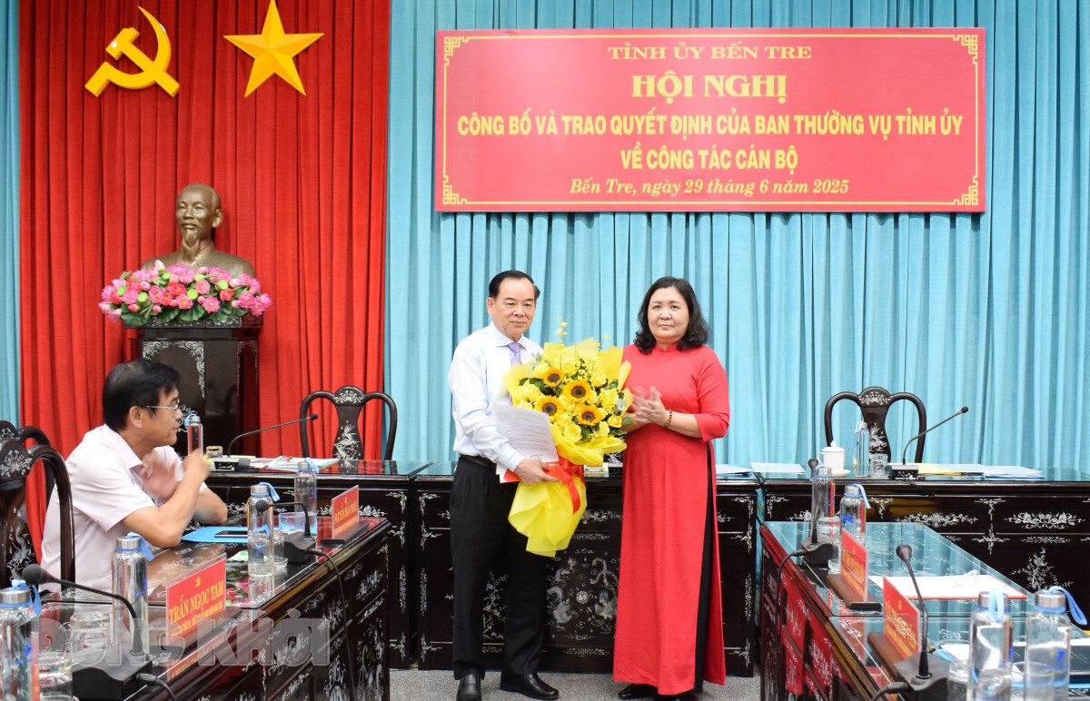 Bí thư Tỉnh ủy, Chủ tịch HĐND tỉnh Bến Tre Hồ Thị Hoàng Yến trao quyết định nghỉ hưu trước tuổi cho ông Trần Ngọc Tam. (Ảnh: BĐK)