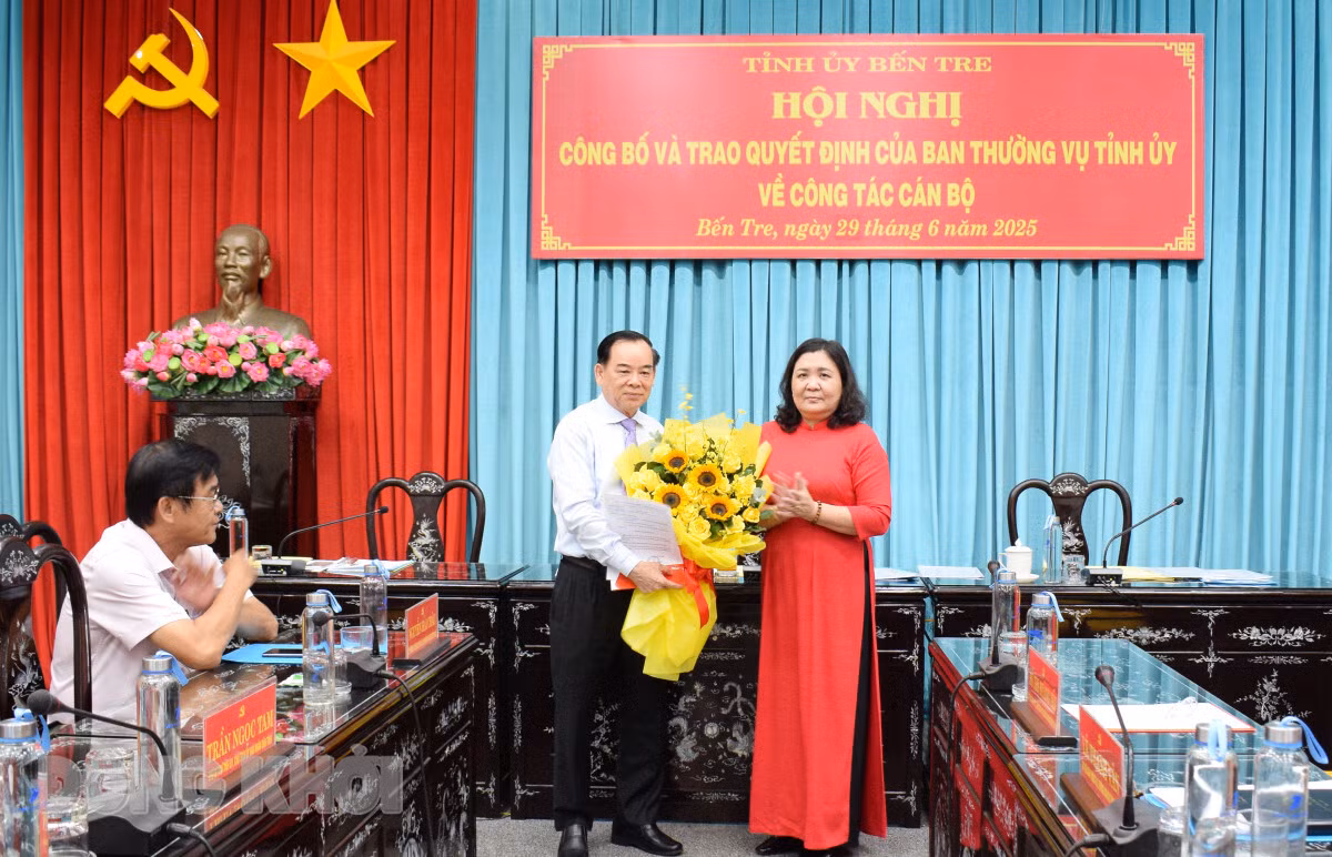 Bí thư Tỉnh ủy, Chủ tịch HĐND tỉnh Bến Tre Hồ Thị Hoàng Yến trao quyết định nghỉ hưu trước tuổi cho ông Trần Ngọc Tam. (Ảnh: BĐK)