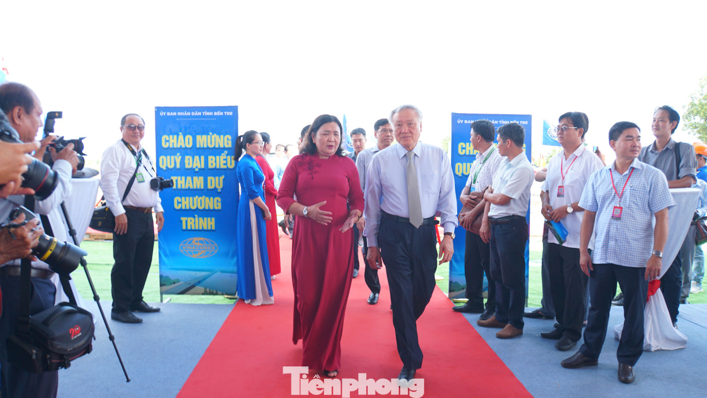 Phó thủ tướng Thường trực Nguyễn Hòa Bình tham dự lễ khởi công cầu Ba Lai 8 tại Bến Tre. Ảnh: Hòa Hội