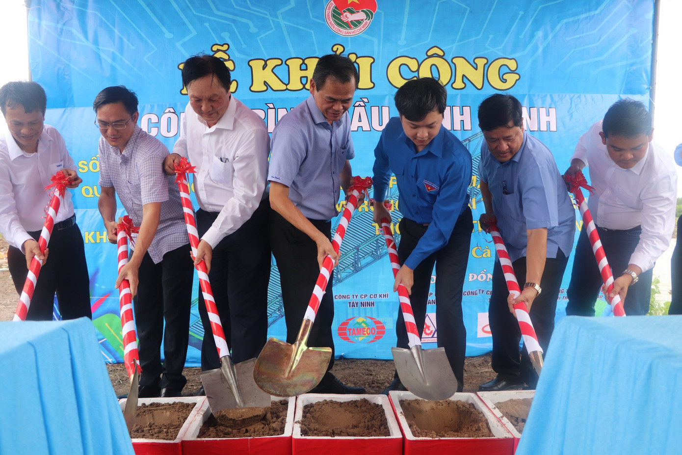 Lãnh đạo T.Ư Đoàn cùng địa phương thực hiện nghi thức khởi công công trình cầu. Ảnh: An Bình.