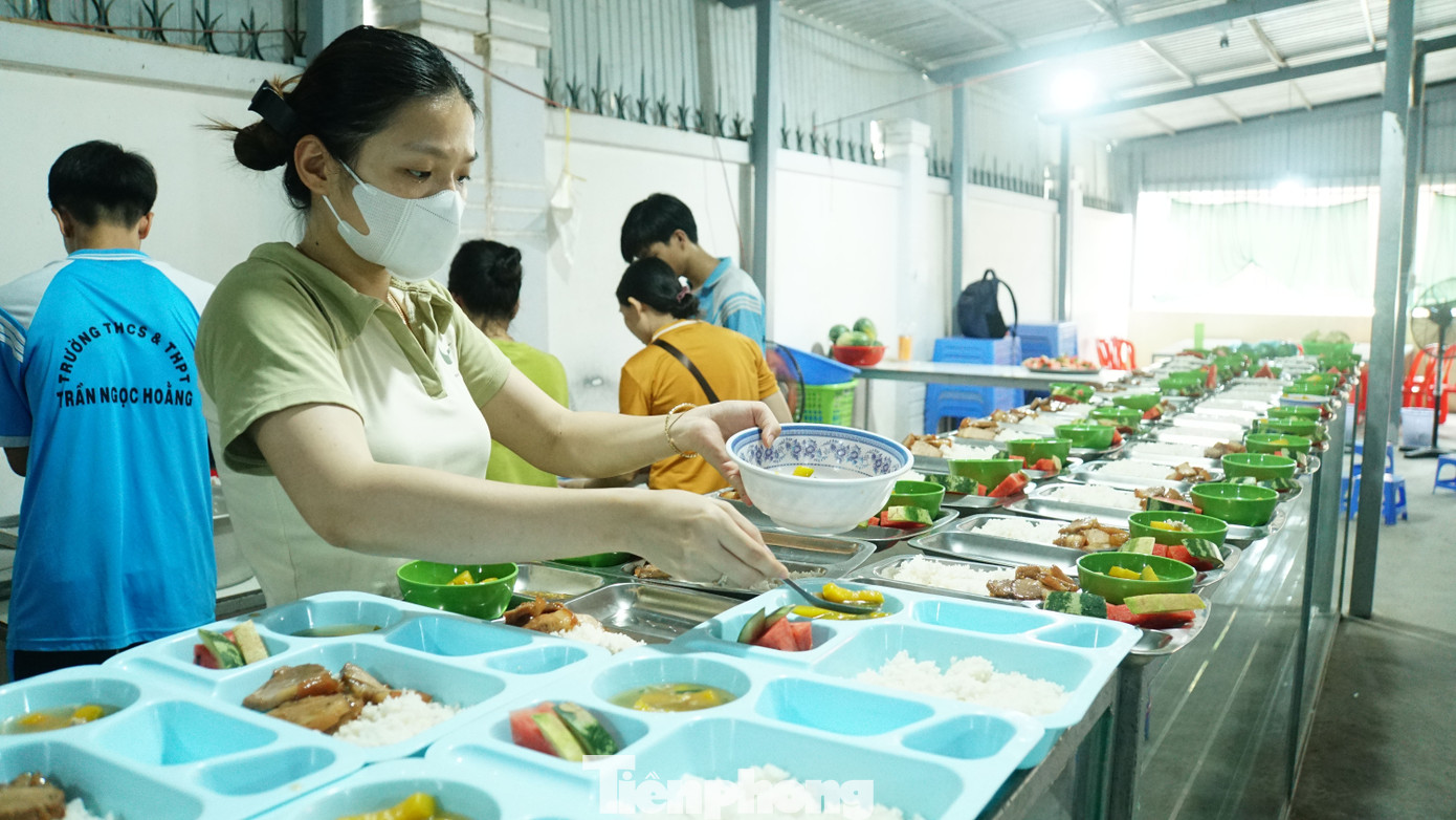 Đây là ngày thứ 2 trường phục vụ cơm trưa cho các em đang ôn tập để chuẩn bị thi THPT. Ảnh: Hòa Hội