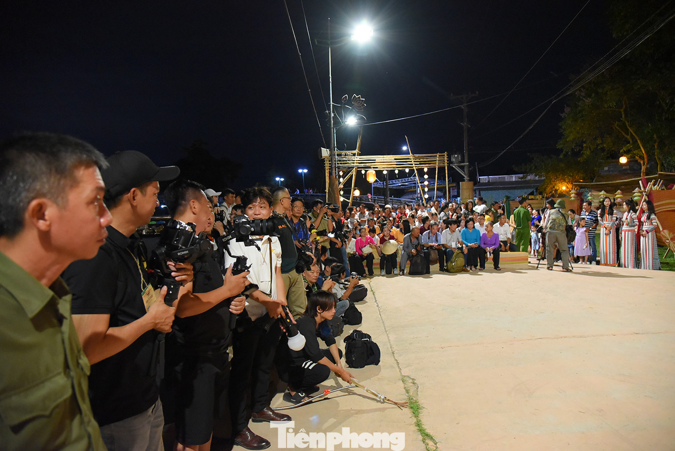 Đông đảo khách du lịch và người dân xem show diễn tái hiện chợ ma Định Yên. Ảnh: Hòa Hội.